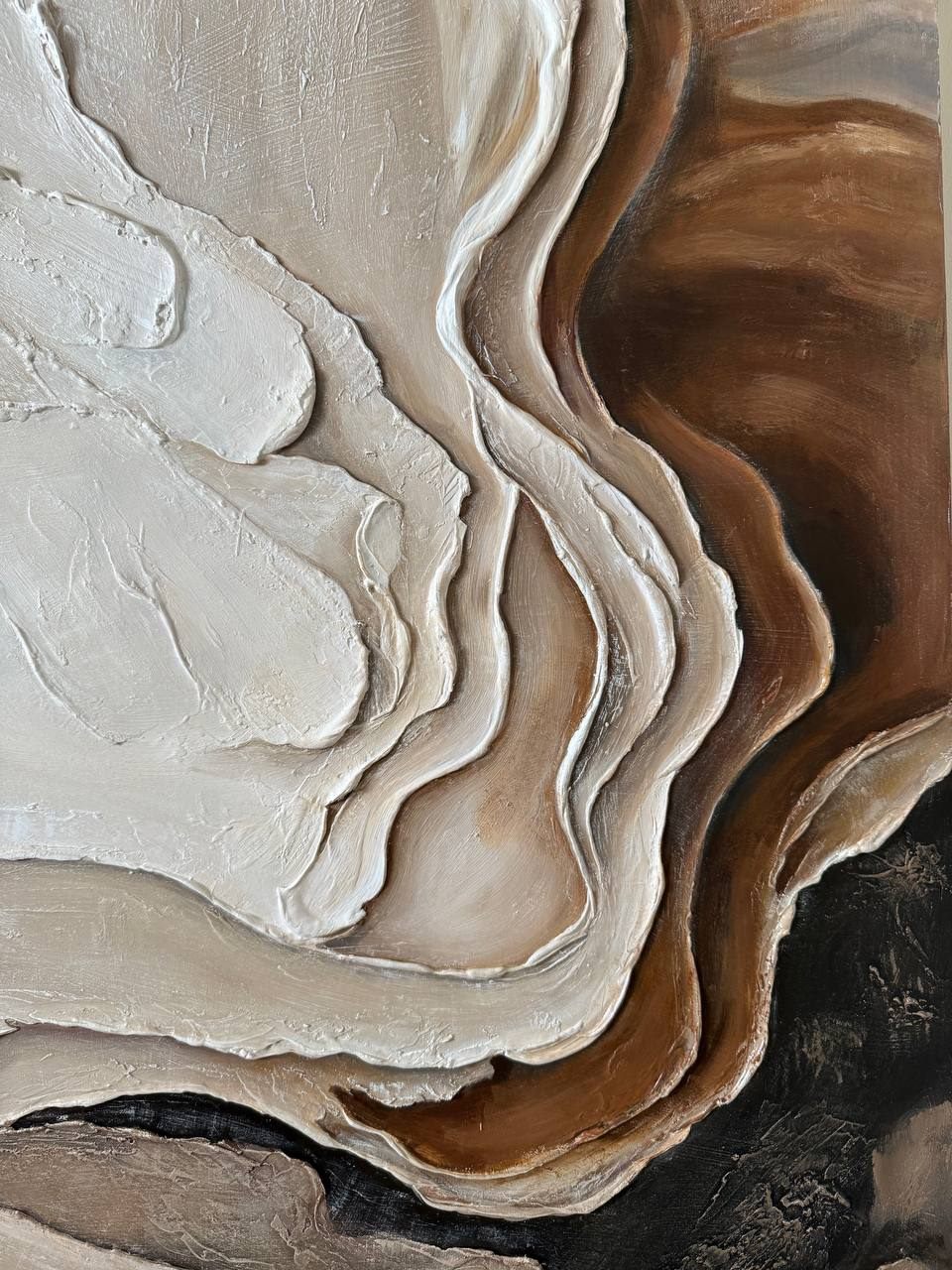 arena viva, 90×140 cm — Deep sculptural texture on a solid wooden panel, moving from beige and cream to cappuccino and chocolate.