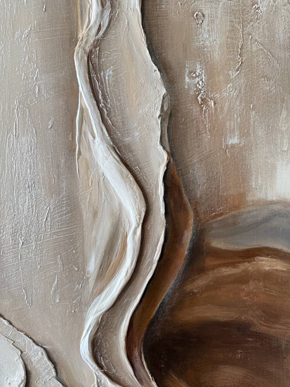 arena viva, 90×140 cm — Deep sculptural texture on a solid wooden panel, moving from beige and cream to cappuccino and chocolate.