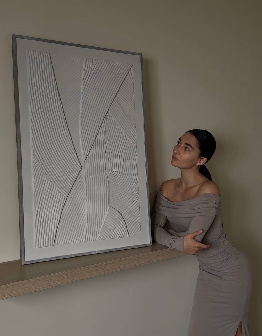 blanco perfecto, 60×90 cm — Yeso sobre panel macizo de madera, con marco de madera natural.