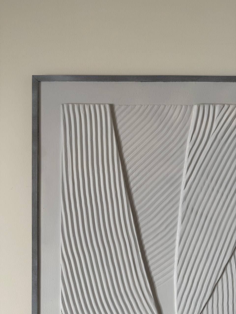 blanco perfecto, 60×90 cm — Yeso sobre panel macizo de madera, con marco de madera natural.