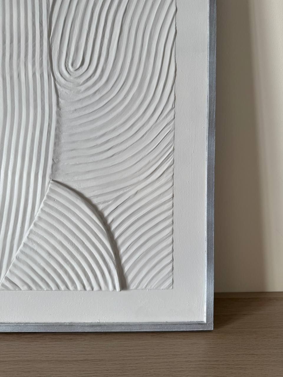 blanco perfecto, 60×90 cm — Yeso sobre panel macizo de madera, con marco de madera natural.