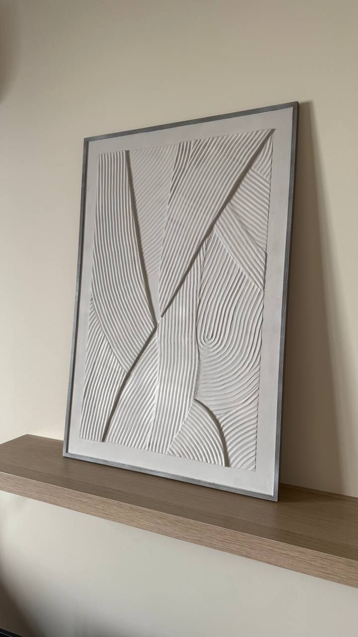 blanco perfecto, 60×90 cm — Yeso sobre panel macizo de madera, con marco de madera natural.
