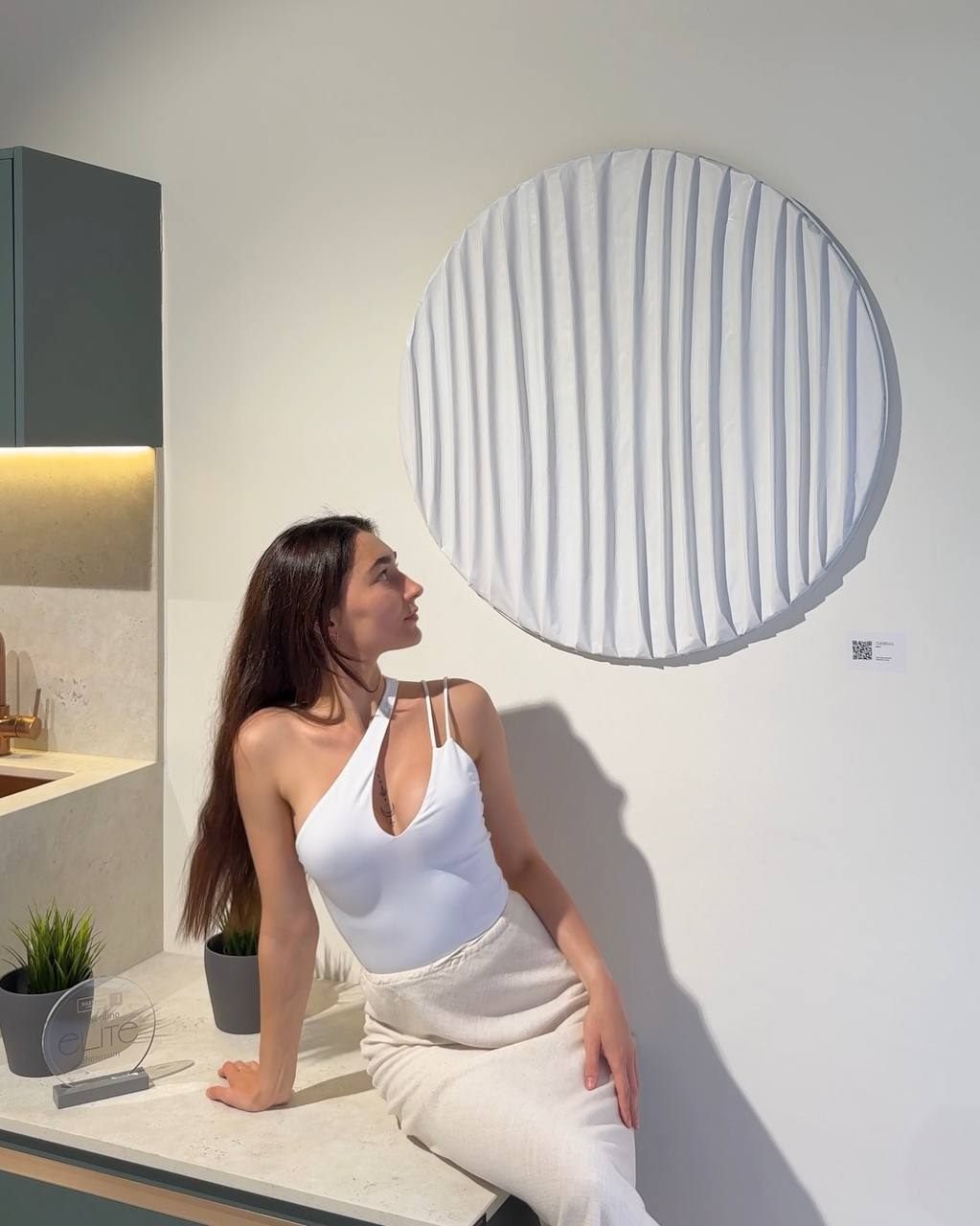 cuerdas, Ø80 cm — A round sculpture in coated fabric on a wooden base.