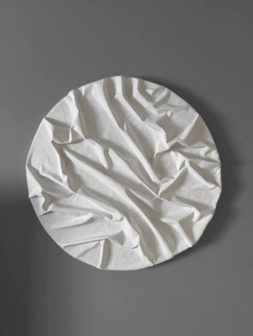 dunas blancas, Ø60 cm — White dunes on a round base.