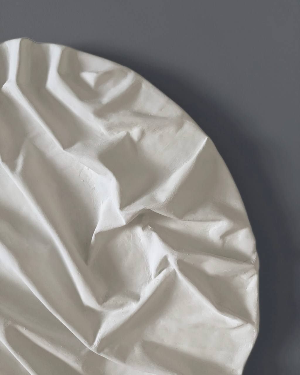 dunas blancas, Ø60 cm — White dunes on a round base.