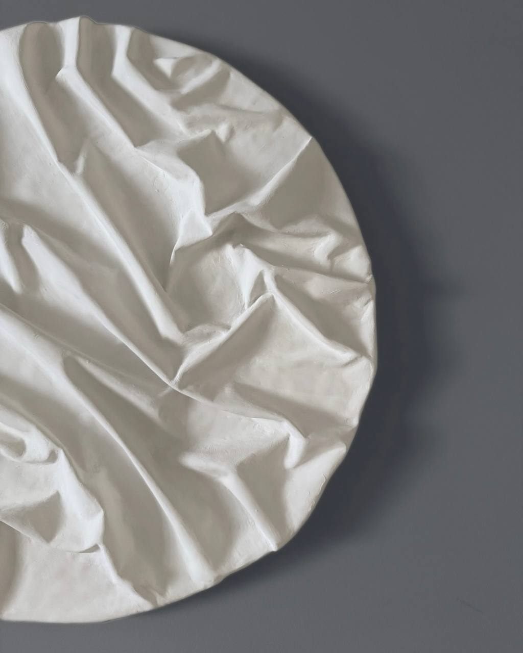 dunas blancas, Ø60 cm — White dunes on a round base.