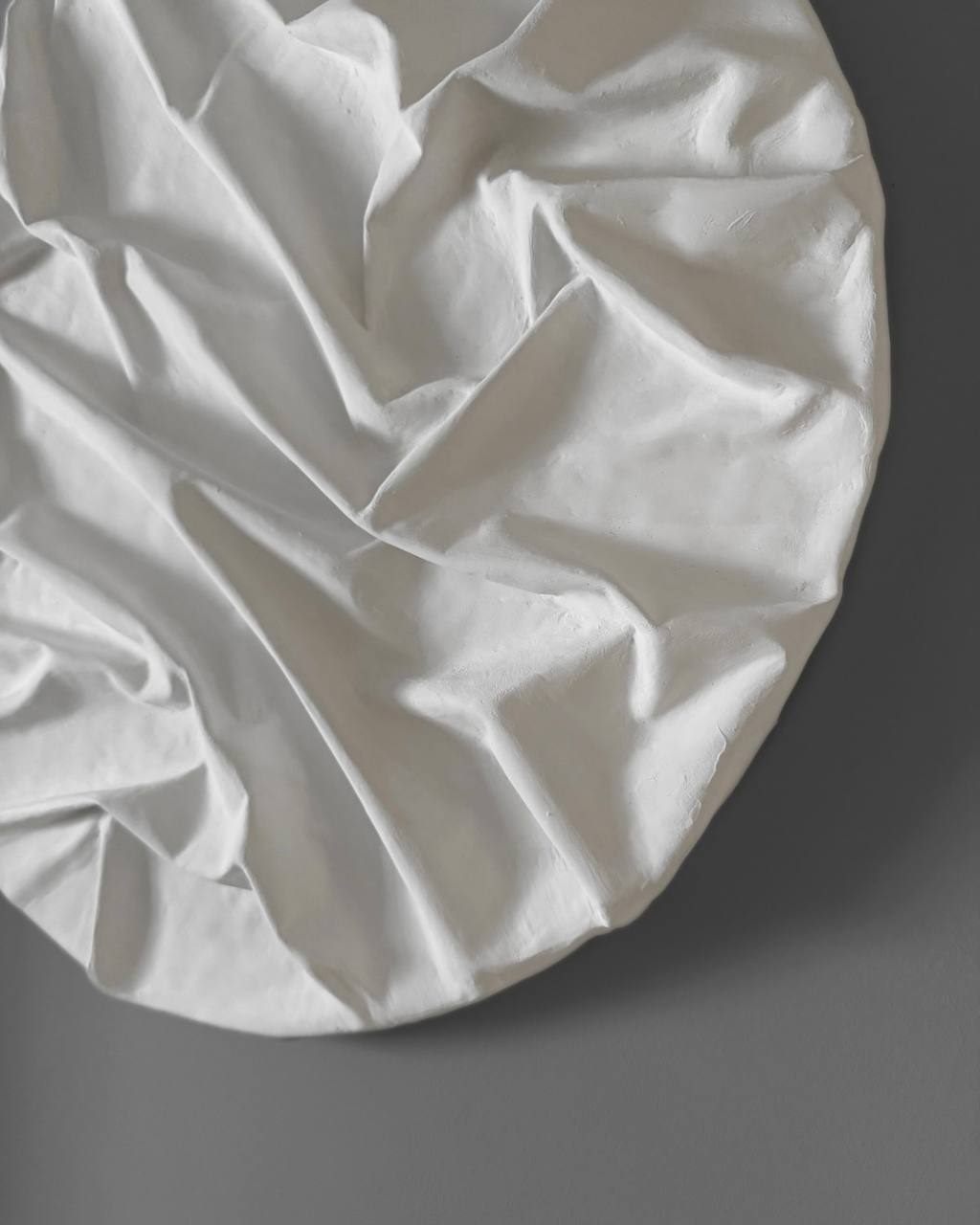 dunas blancas, Ø60 cm — White dunes on a round base.