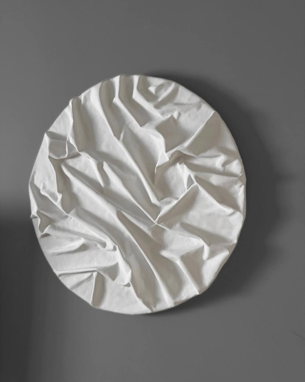 dunas blancas, Ø60 cm — White dunes on a round base.