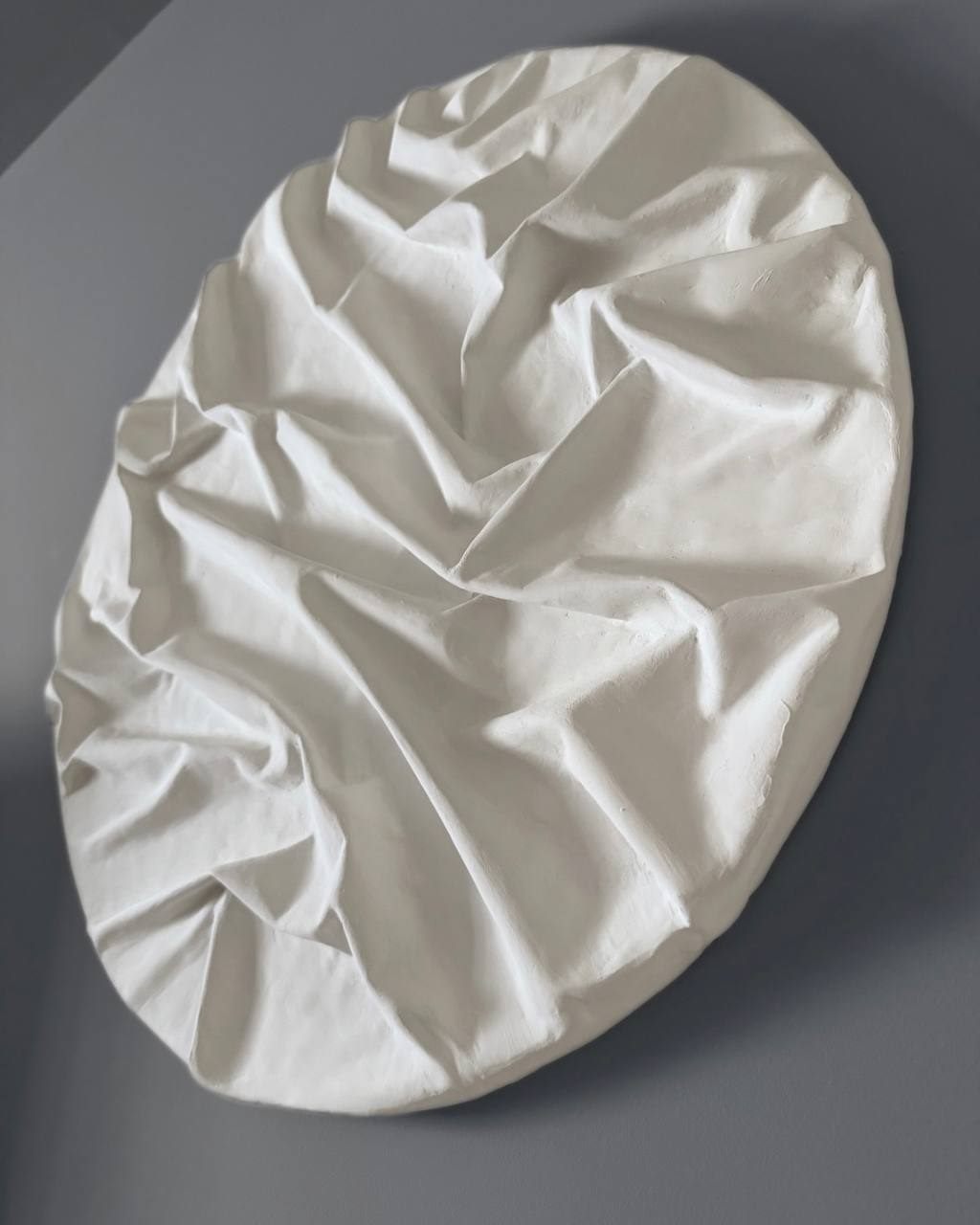 dunas blancas, Ø60 cm — White dunes on a round base.