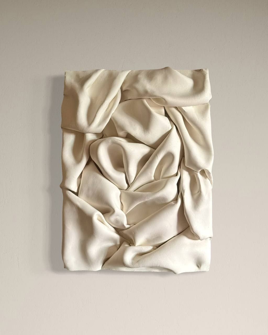 escultura suave, Made to order, any size — Clay modelled by hand into deep folds that behave like draped fabric.