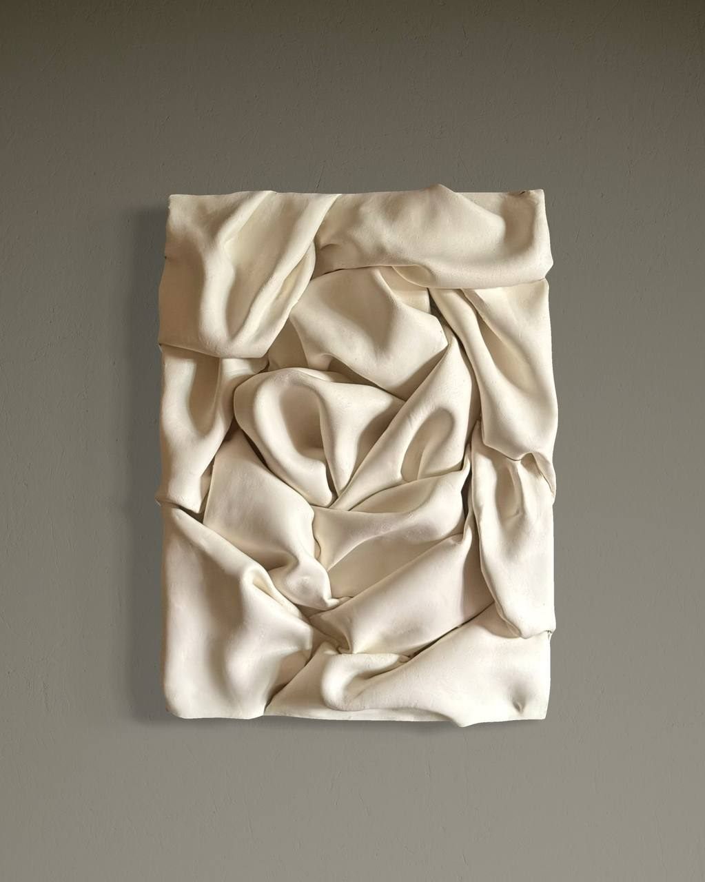 escultura suave, Made to order, any size — Clay modelled by hand into deep folds that behave like draped fabric.