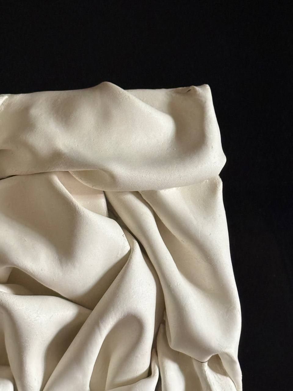 escultura suave, Made to order, any size — Clay modelled by hand into deep folds that behave like draped fabric.