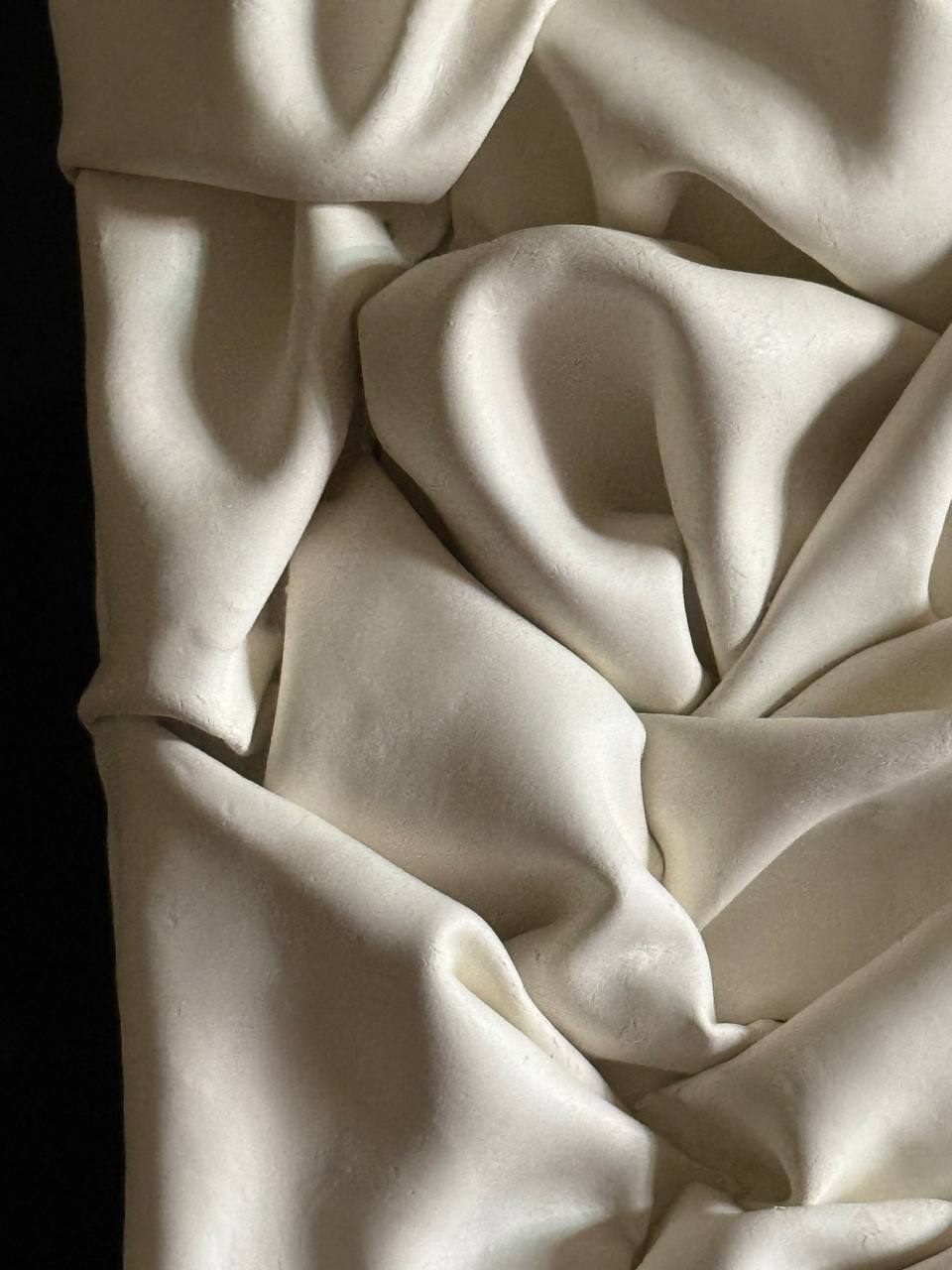 escultura suave, Made to order, any size — Clay modelled by hand into deep folds that behave like draped fabric.