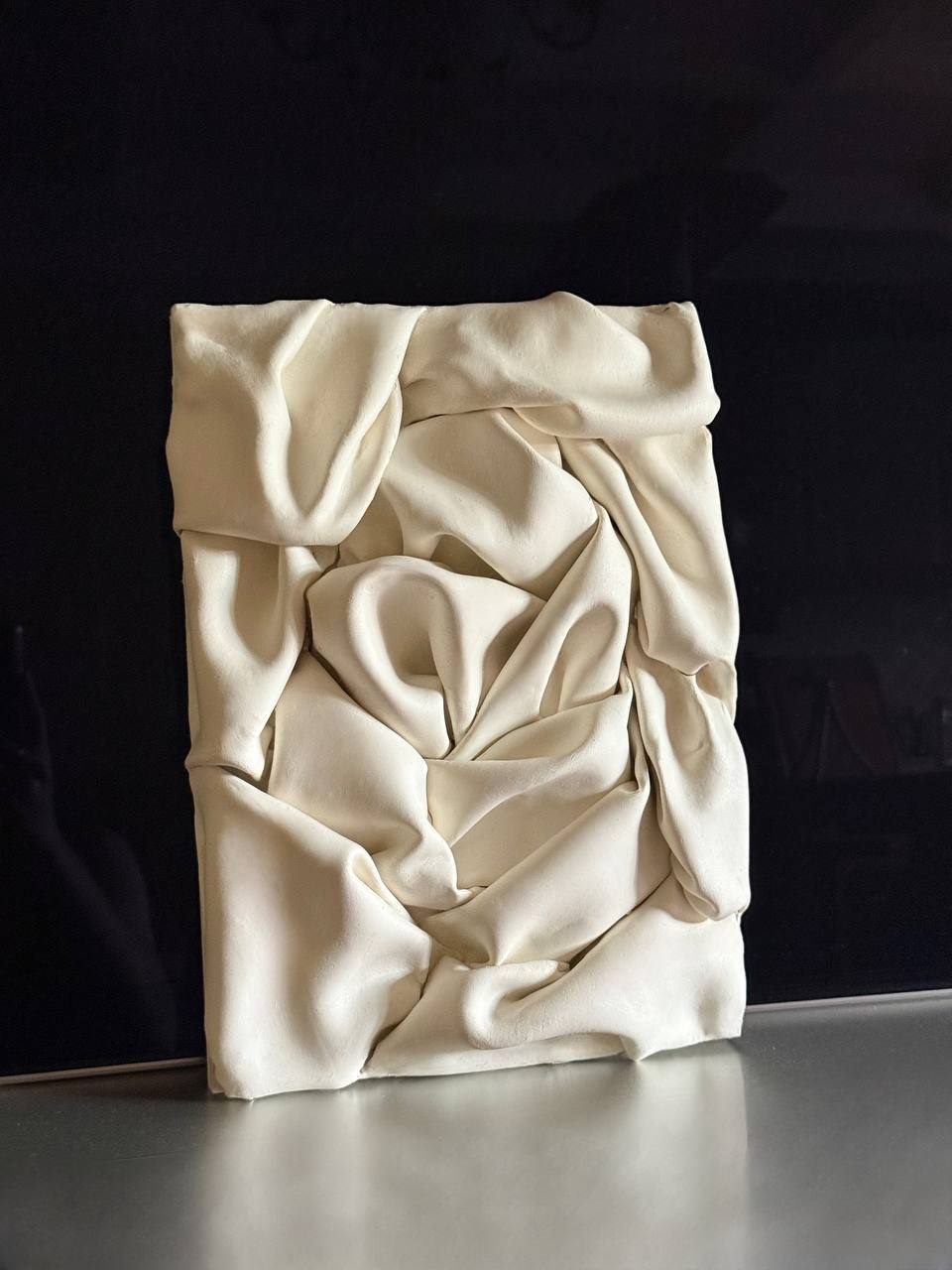 escultura suave, Made to order, any size — Clay modelled by hand into deep folds that behave like draped fabric.