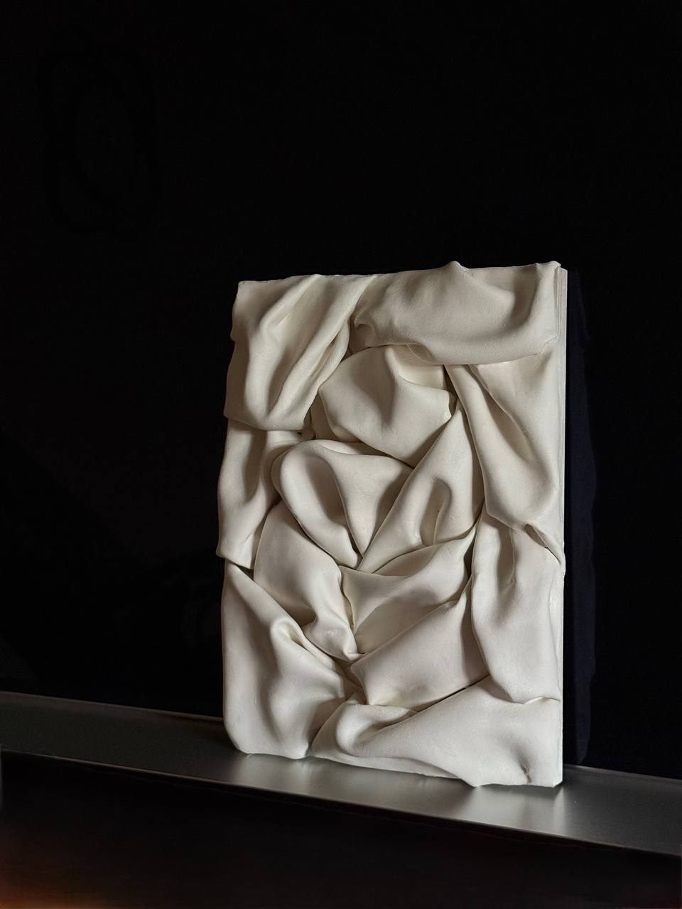 escultura suave, Made to order, any size — Clay modelled by hand into deep folds that behave like draped fabric.