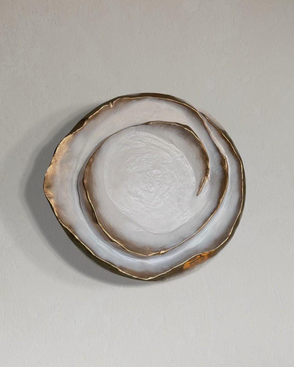 espiral, Por encargo, cualquier tamaño — Una espiral sobre panel redondo de yeso con oro en el borde.