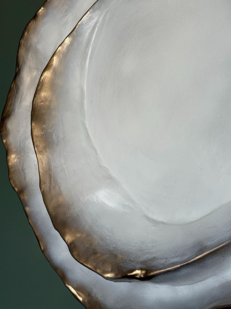 espiral, Por encargo, cualquier tamaño — Una espiral sobre panel redondo de yeso con oro en el borde.