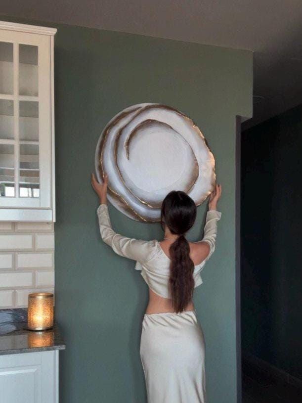 espiral, Por encargo, cualquier tamaño — Una espiral sobre panel redondo de yeso con oro en el borde.