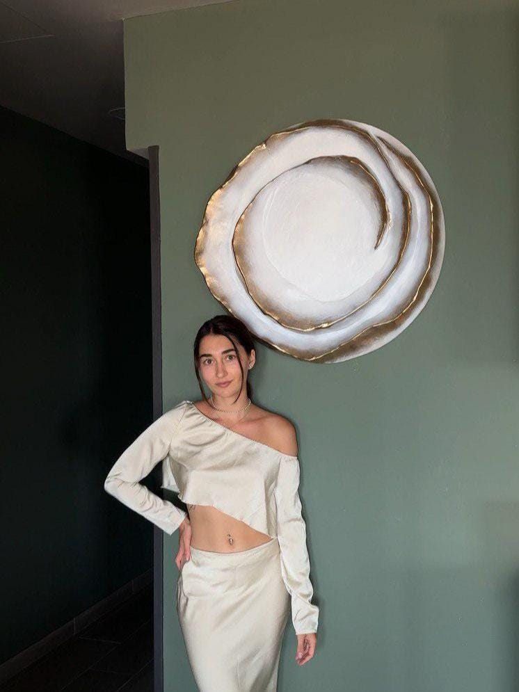 espiral, Por encargo, cualquier tamaño — Una espiral sobre panel redondo de yeso con oro en el borde.
