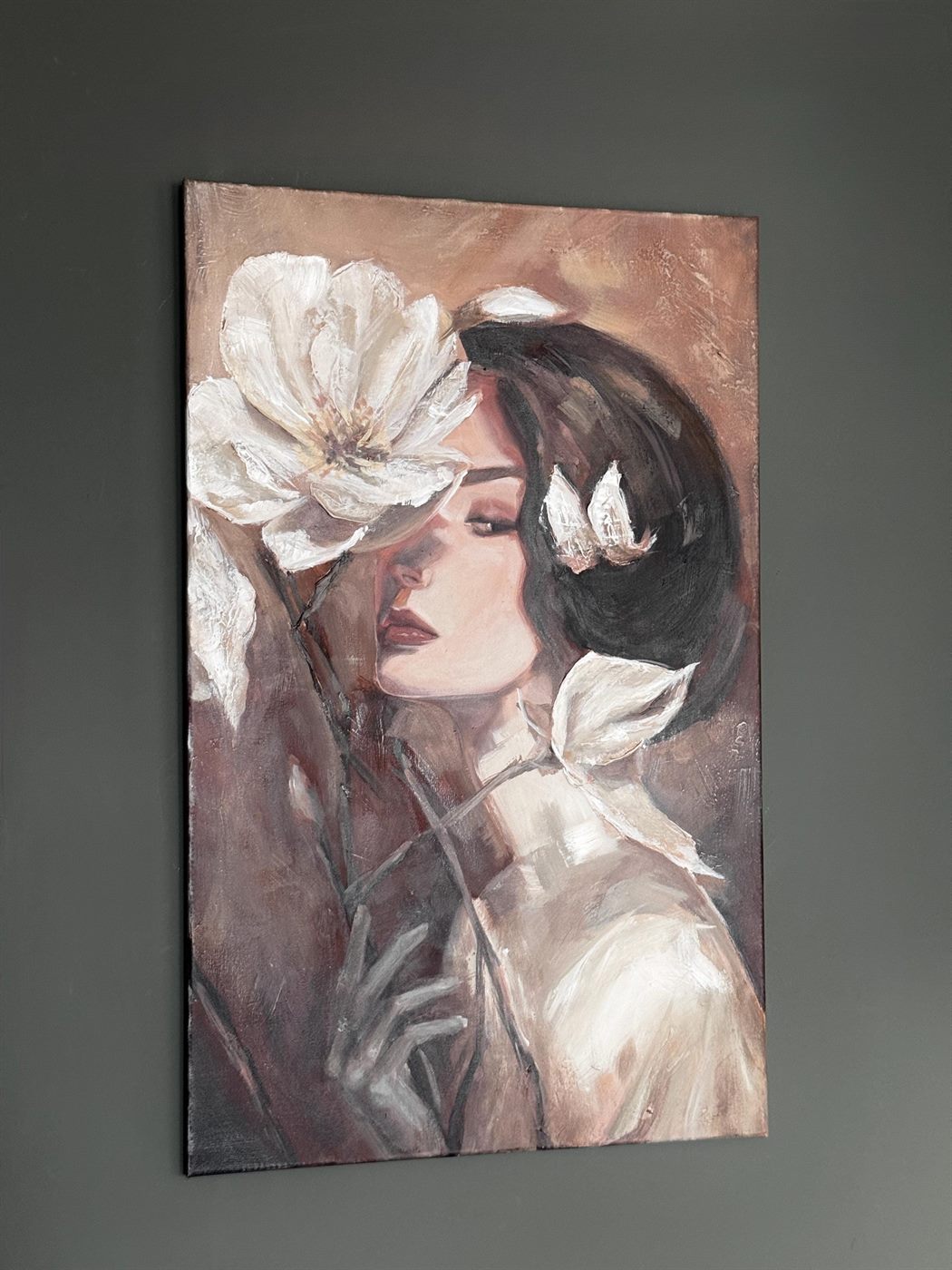 flor blanca, 50×70 см — Женское лицо и белый цветок, написанные абстрактно и чуть сюрреалистично.