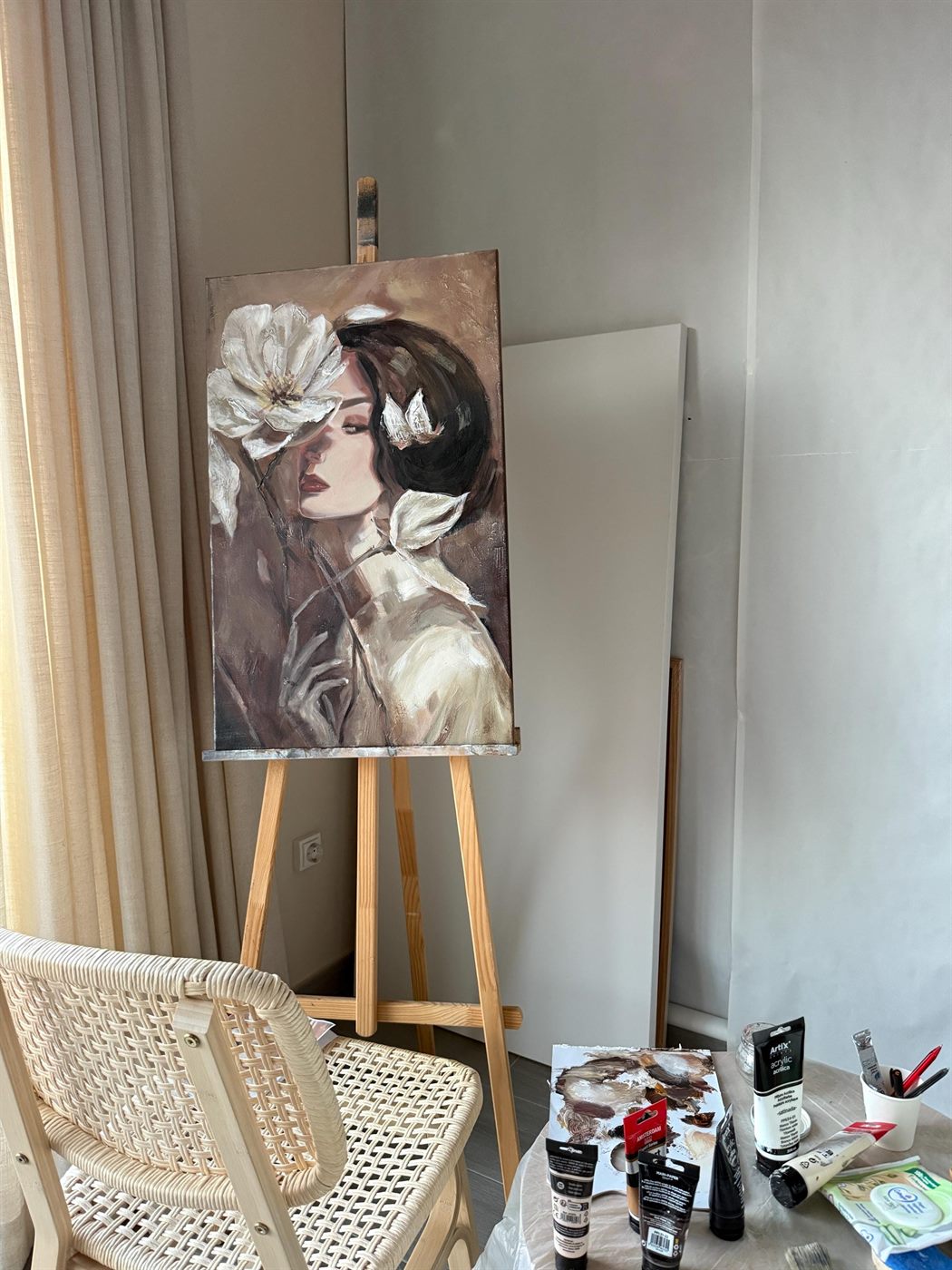 flor blanca, 50×70 см — Женское лицо и белый цветок, написанные абстрактно и чуть сюрреалистично.