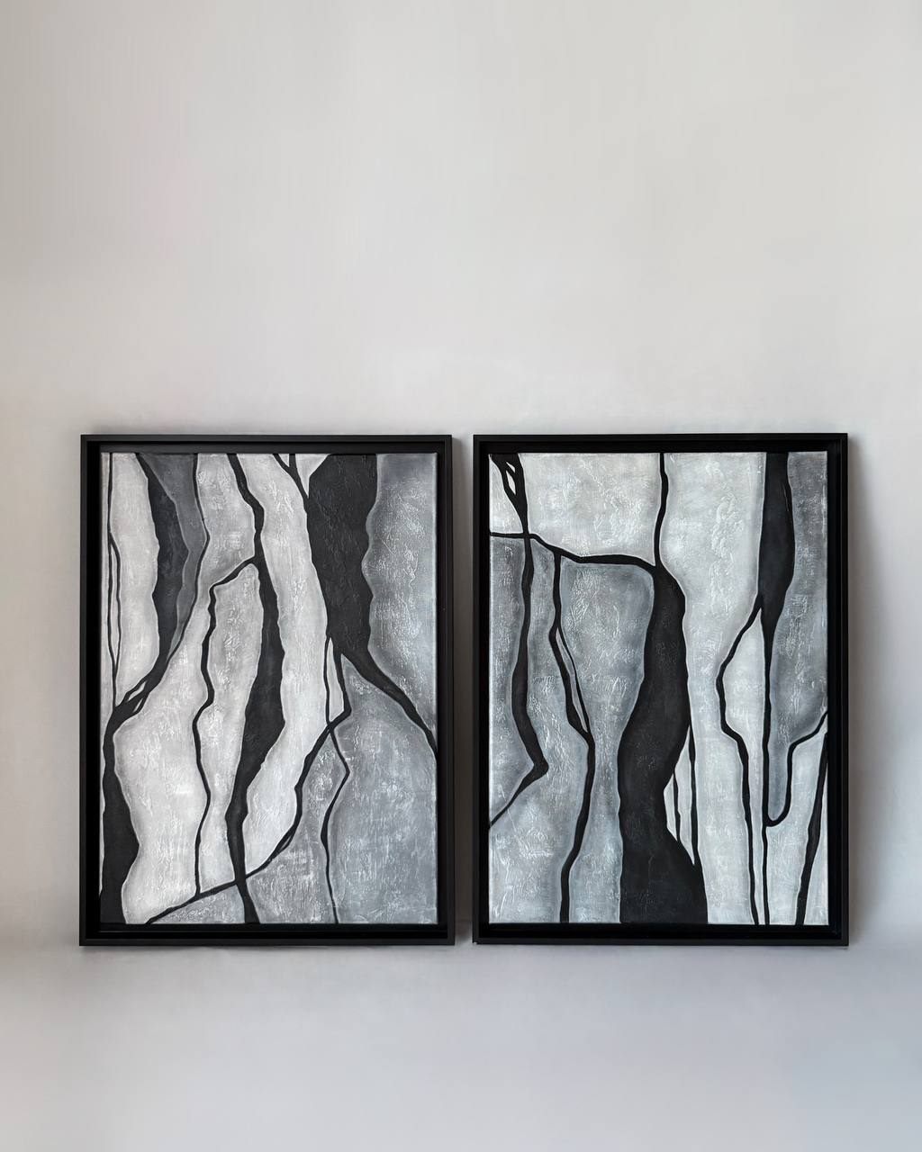 Grafica Natural, 50×70 cm, Díptico — Díptico de dos paneles pintados a mano en negro, blanco y gris.