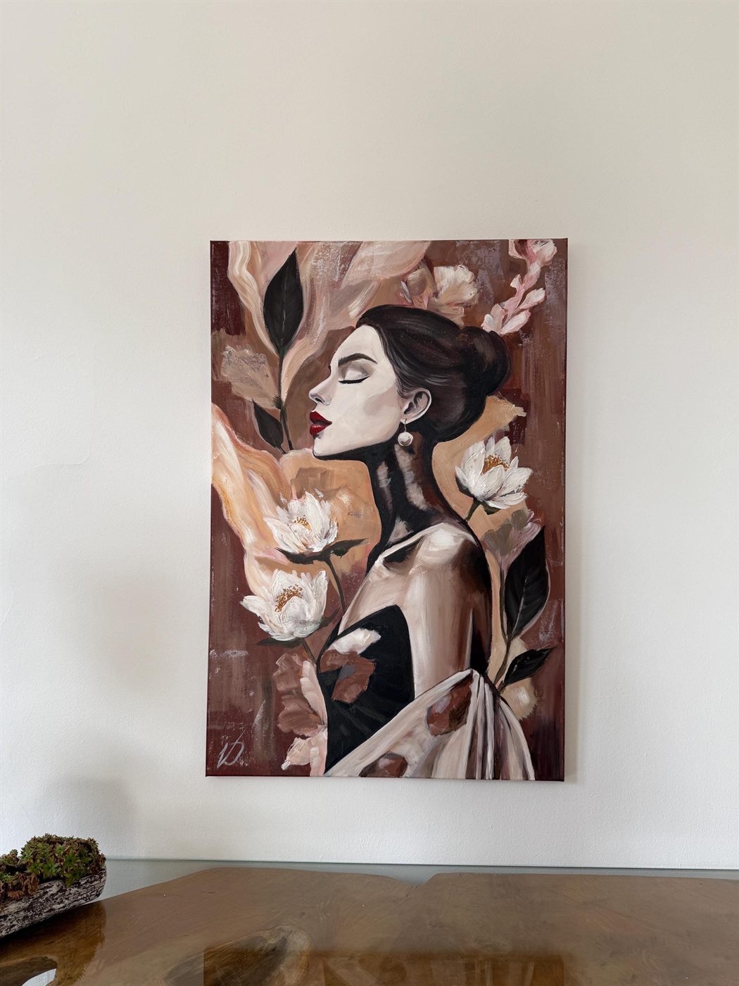 mirada, 60×80 cm — A woman in profile among magnolias, warm terracotta and rose over a dark ground.