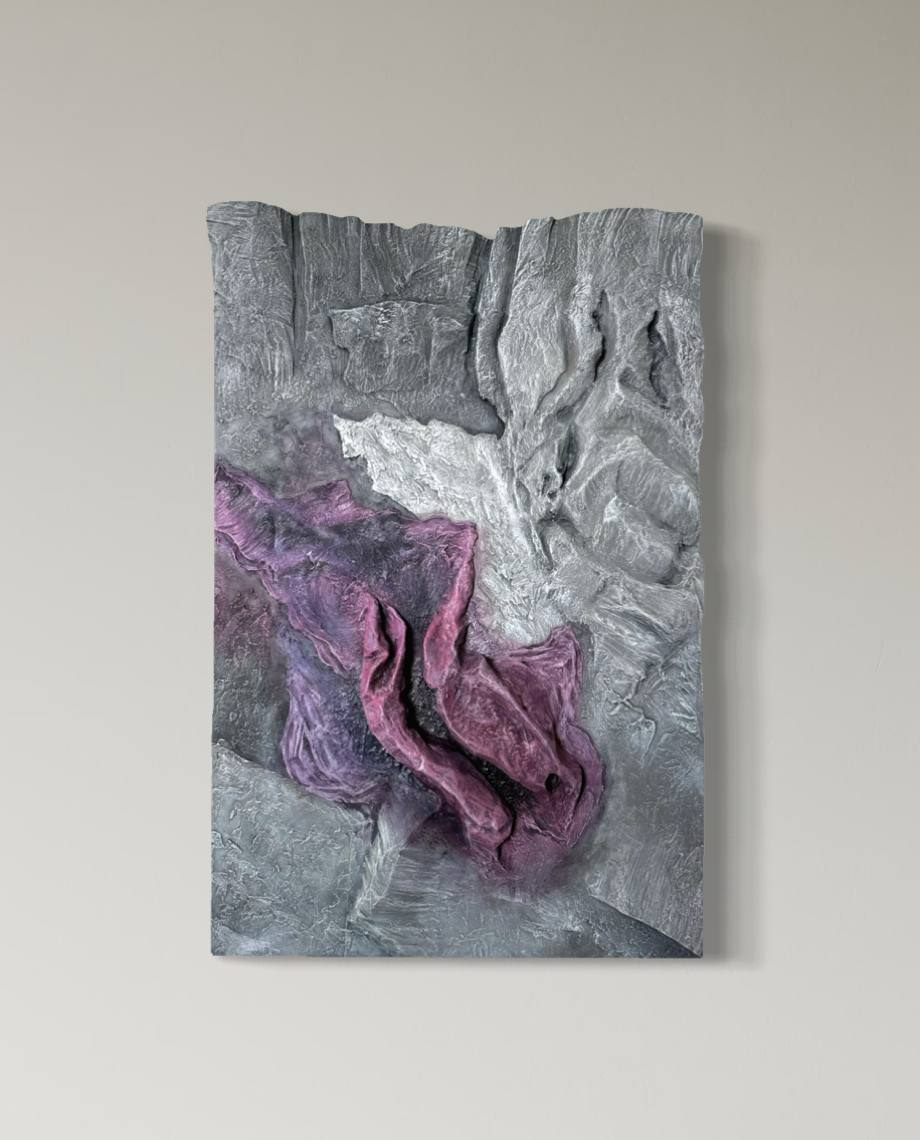 Senses, 90×140 см — Рельеф, собранный как срез скалы: серое, графитовое и серебристое, а под ними лиловое и фиолетовое.