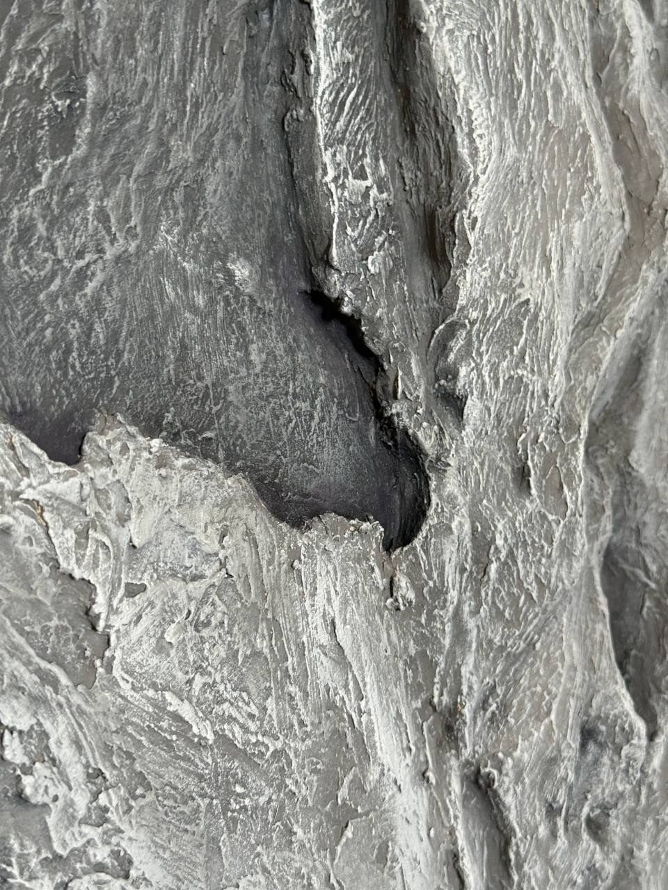 Senses, 90×140 см — Рельеф, собранный как срез скалы: серое, графитовое и серебристое, а под ними лиловое и фиолетовое.