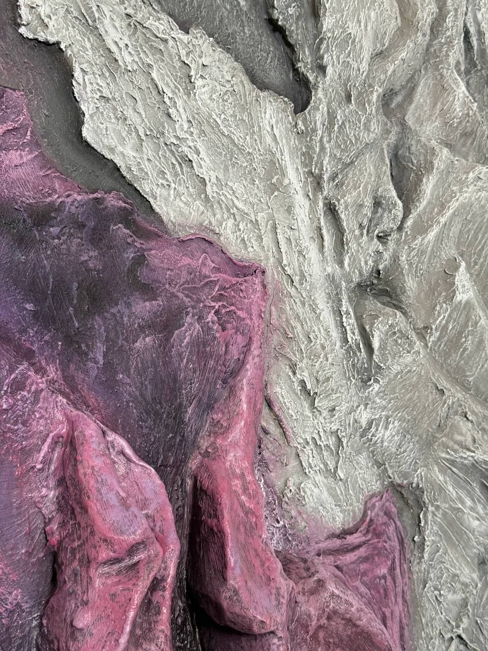 Senses, 90×140 см — Рельеф, собранный как срез скалы: серое, графитовое и серебристое, а под ними лиловое и фиолетовое.