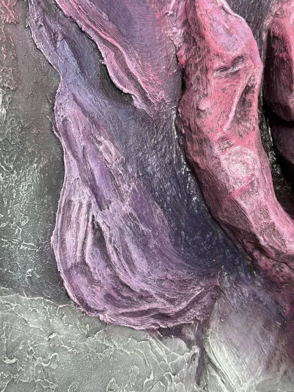 Senses, 90×140 см — Рельеф, собранный как срез скалы: серое, графитовое и серебристое, а под ними лиловое и фиолетовое.