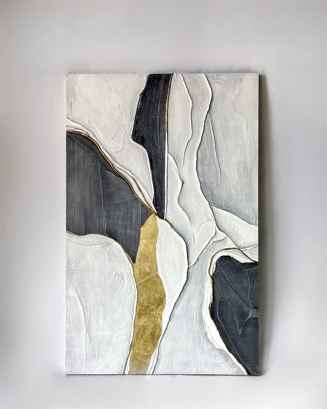 sombra y oro, 90×140 cm — White and graphite forms split by a vein of gold leaf running the full height of the canvas.