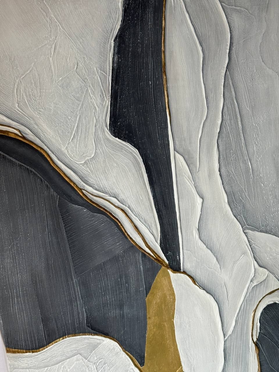 sombra y oro, 90×140 cm — White and graphite forms split by a vein of gold leaf running the full height of the canvas.