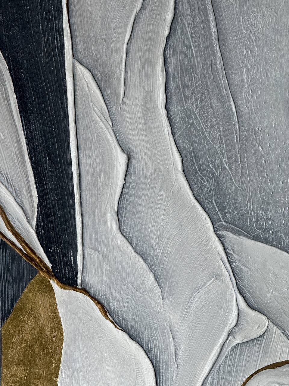 sombra y oro, 90×140 cm — White and graphite forms split by a vein of gold leaf running the full height of the canvas.