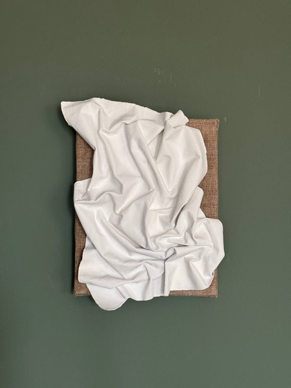 tela y forma, Por encargo, cualquier tamaño — Tejido real fijado con yeso e imprimación: parece un drapeado suave, pero es denso y mantiene la forma.