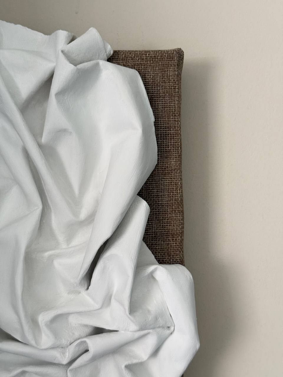 tela y forma, Por encargo, cualquier tamaño — Tejido real fijado con yeso e imprimación: parece un drapeado suave, pero es denso y mantiene la forma.